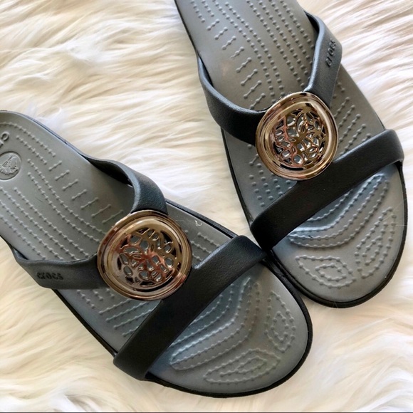 crocs sanrah circle embellishment sandal